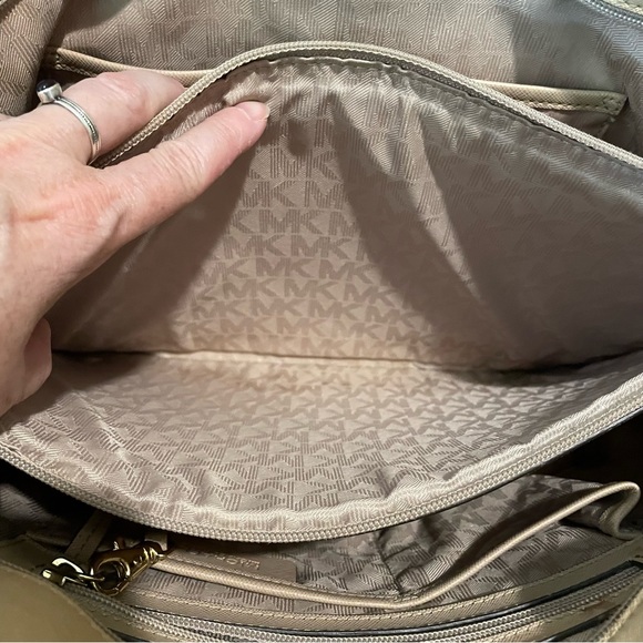 Michael Kors Saffiano Jet Set Tote - Picture 4 of 14